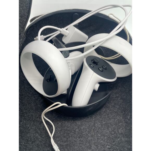 Oculus 2 with 2 Controllers, Charger, Travel Case Tested Works - Picture 2 of 4